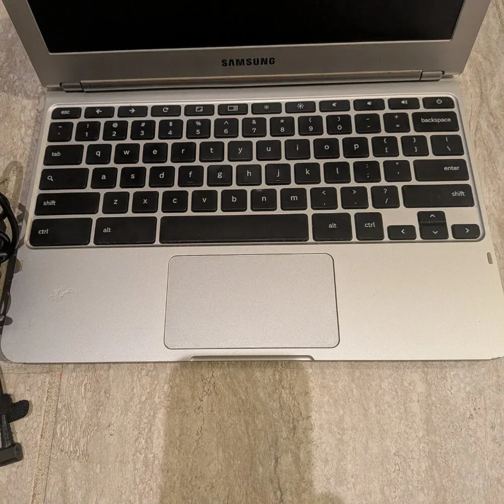 Samsung XE303 C12 Chromebook 11.6 1.7GHz, 2GB Ram with Charger